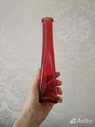 Ваза красная из цветного стекла