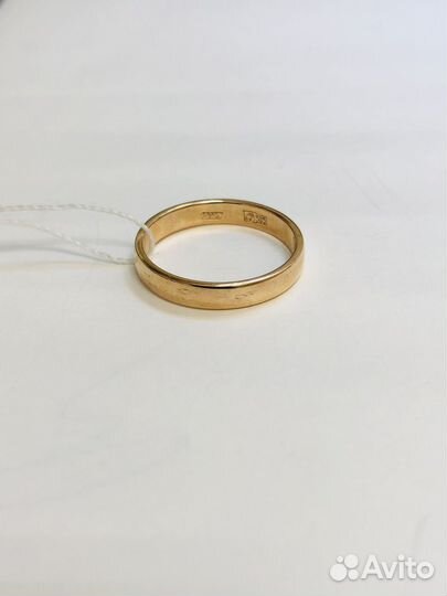 Золотое обручальное кольцо
