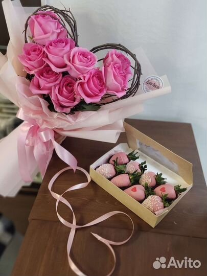 Розы и клубника