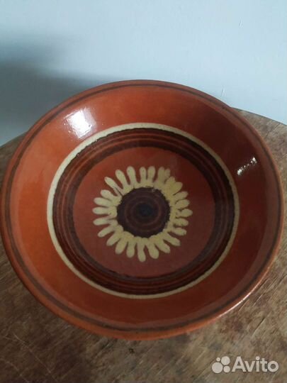 Глиняная тарелка
