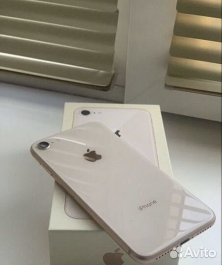 Телефон iPhone 8