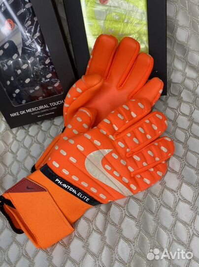 Вратарские перчатки