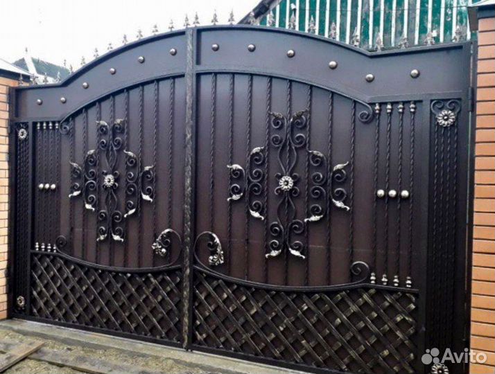 Кованные распашные ворота с забором