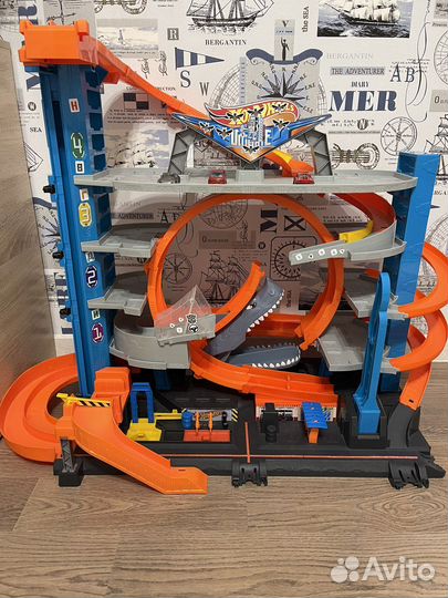 Хотвилс мега гараж с акулой