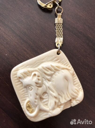 Брелок с мамонтовой кости с самородком
