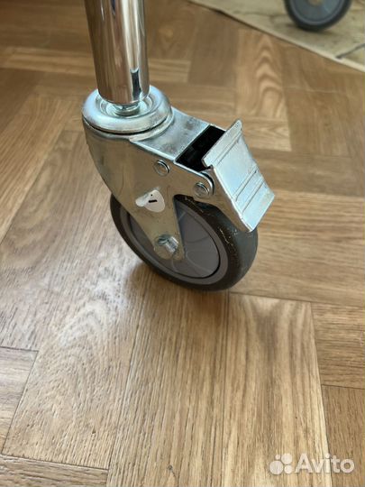 Вешалка напольная на колесах