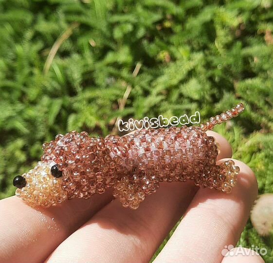 Такса амигуруми из бисера