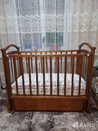 Детская кроватка с маятником