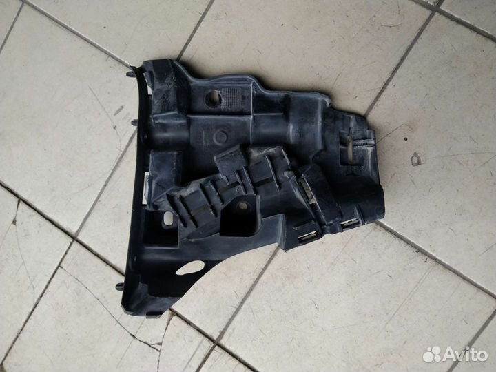 Кронштейн переднего бампера правый volvo xc70