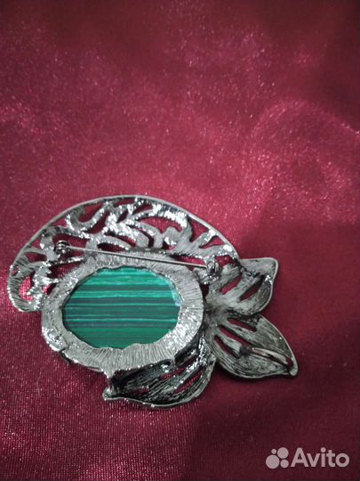 Брошь с малахитом