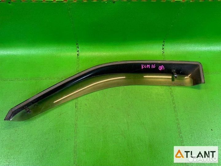 Ветровик передний правый toyota grand hiace