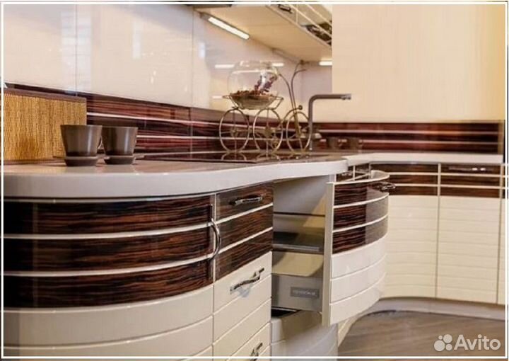 Угловая новая кухня в наличии Выставочный образец
