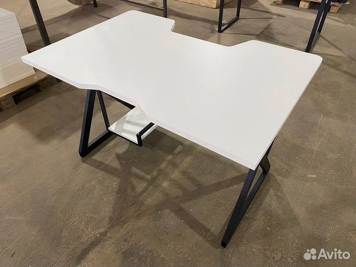 Компьютерный стол белый