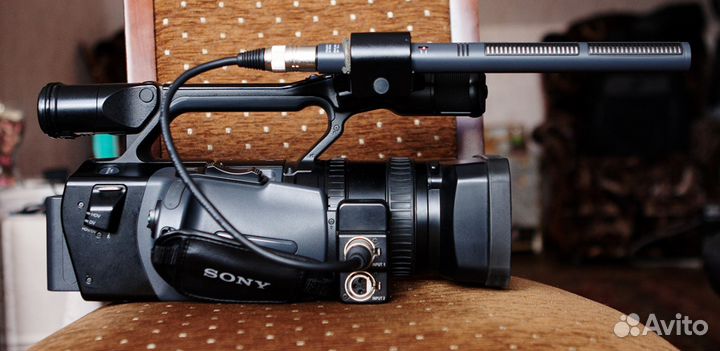 AKG C568B конденсаторный микрофон,шумит