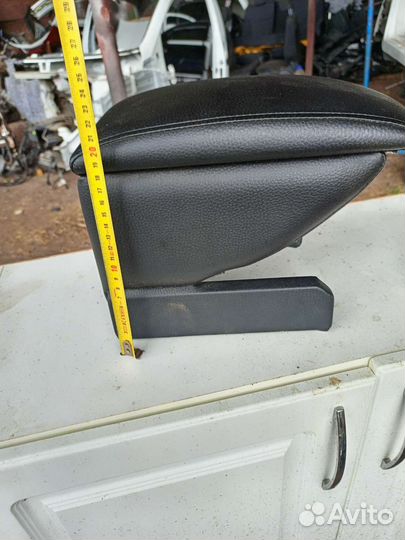Подлокотник в авто