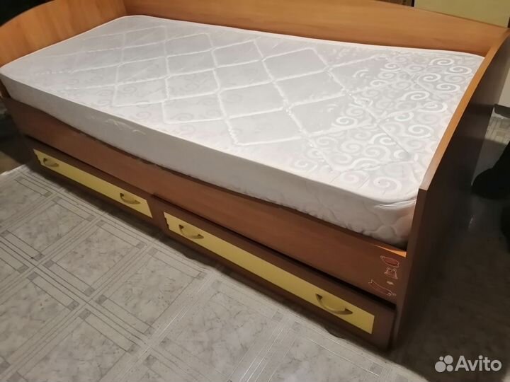 Кровать с матрасом бу