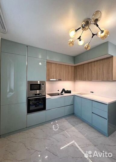 Угловая кухня с подсветкой