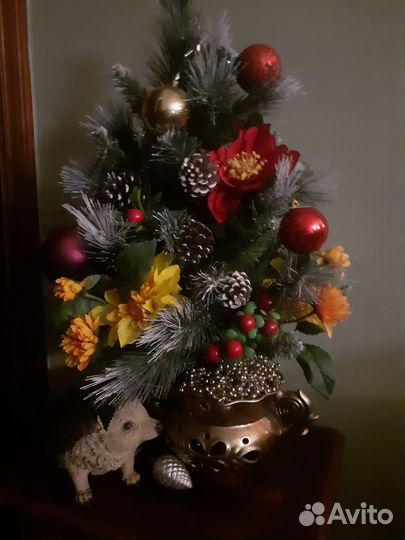 Заснеженная сосна с украшениями