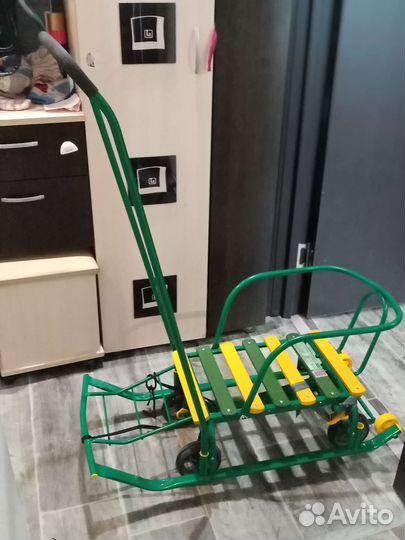 Санки с колесиками и двухсторонней ручкой