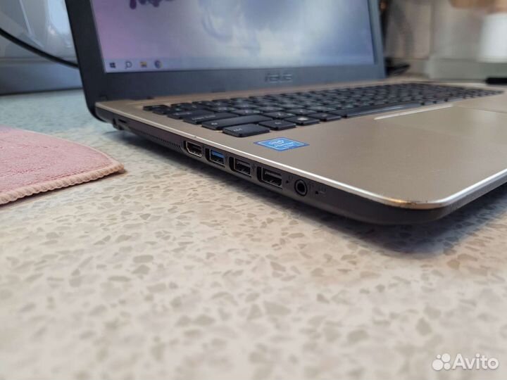 Ноутбук asus с 4 ядра 2.4ггц + ссд