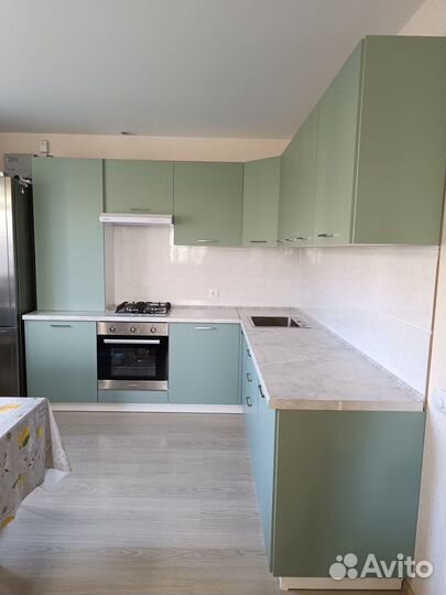 Угловая кухня зеленая