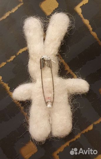 Заяц значок