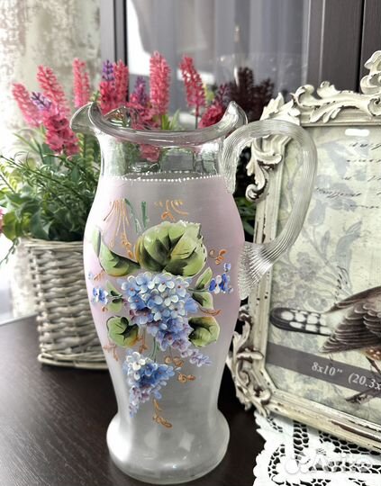 Красивый кувшин