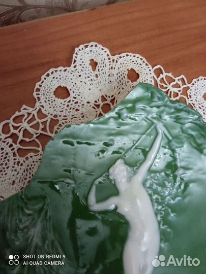 Фарфоровая плакетка старинная с утратами