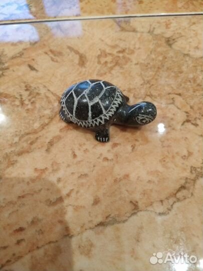 Черепаха маленькая из камня