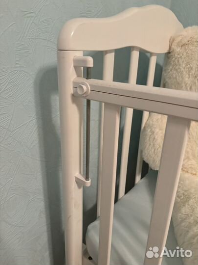 Кроватка детская с регулируемой стенкой