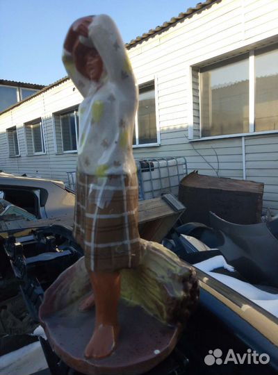 Фарфоровая статуэтка колхозница