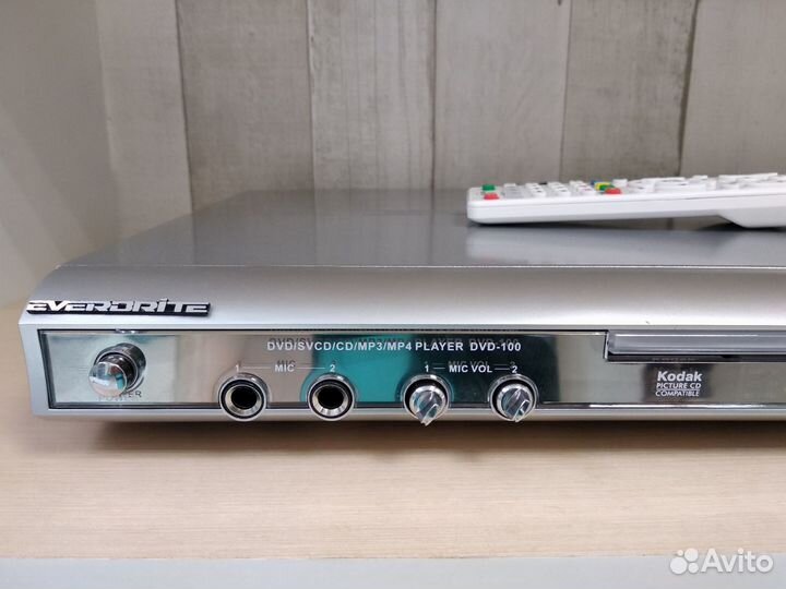 DVD-проигрыватель с пультом