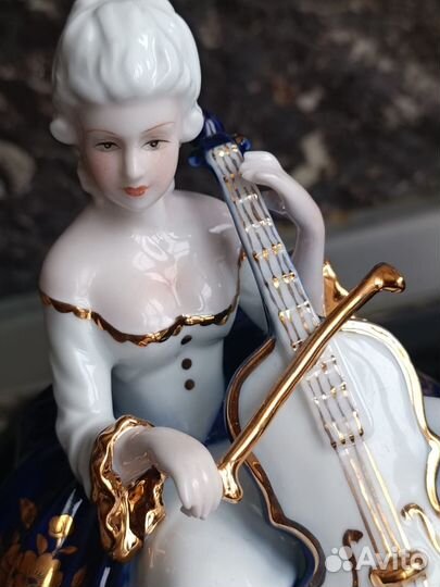 Статуэтка фарфор