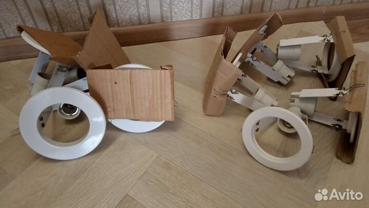 Светильники точечные споты R80 белые