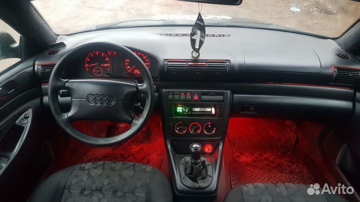 Audi A4 1.6 МТ, 1995, 295 128 км