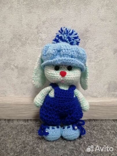 Вязаная игрушка ручной работы зайчик