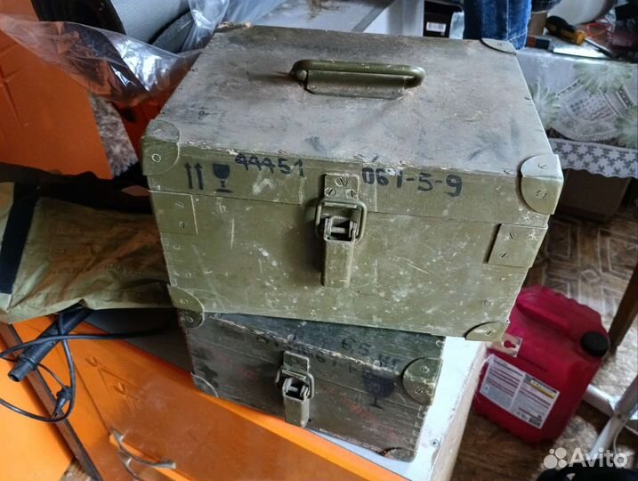 2 ящика от противогазов
