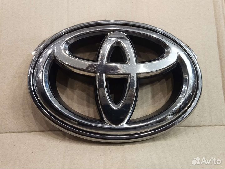 Эмблема решетки радиатора Камри 55 в сборе