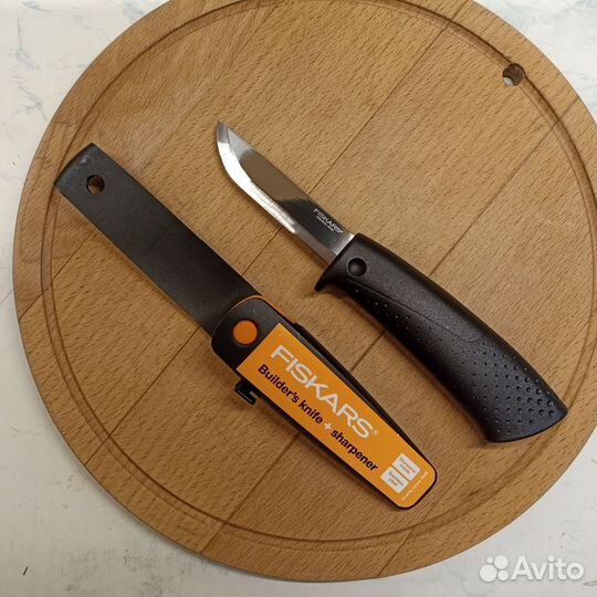 Нож кухонный с точилкой Фискарс Fiskars, новый