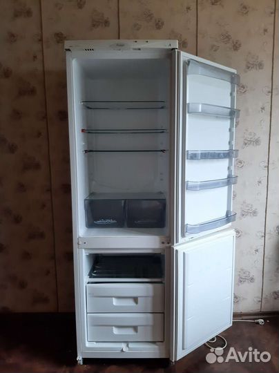 Холодильни двухкамерный,рабочий,Snaige