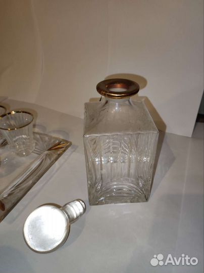 Хрустальные рюмки с графином на подставке