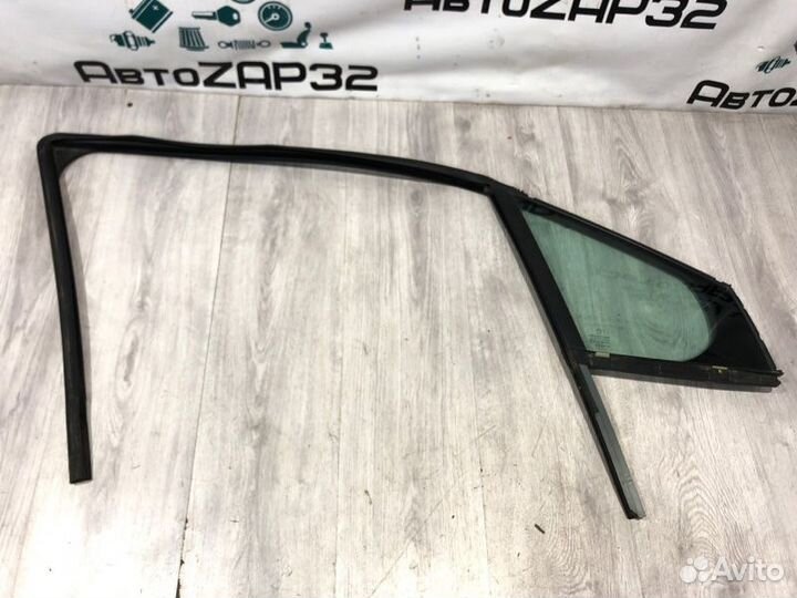 Форточка двери передняя правая Peugeot 308 EP6