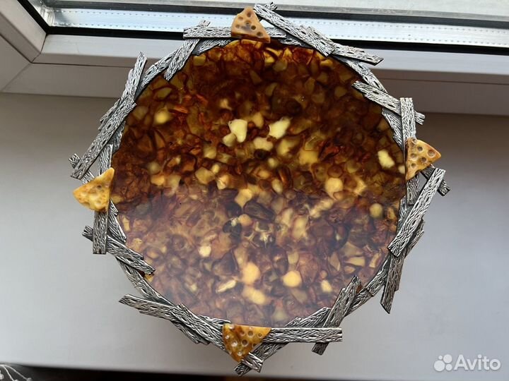 Тарелка для сыра из янтаря с серебром