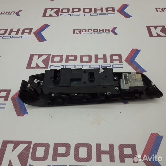 Накладка подлокотника передняя левая в сборе lifa