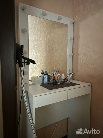 Стол для макияжа