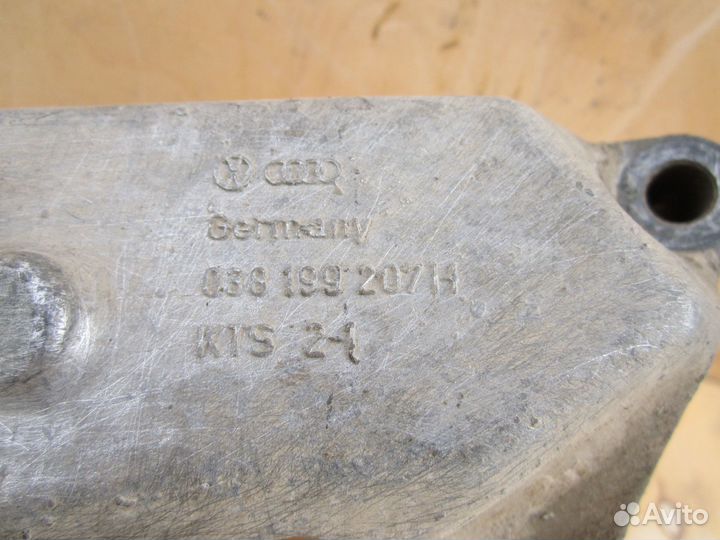 Кронштейн двс правый Skoda Octavia tour 1998