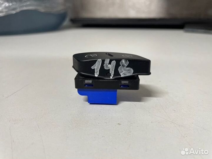 Кнопка центрального замка Volkswagen Passat