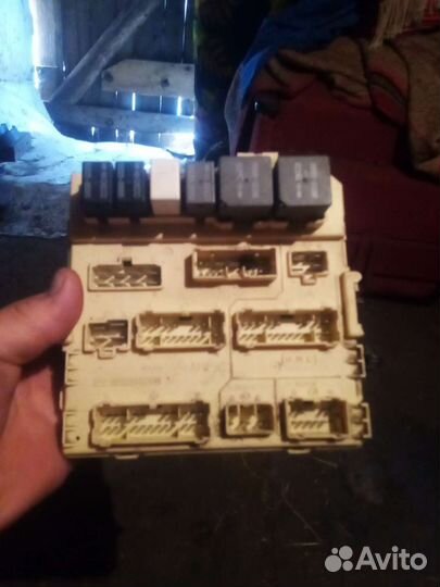 Блок предохранителей подпанельный Хендай соната 4