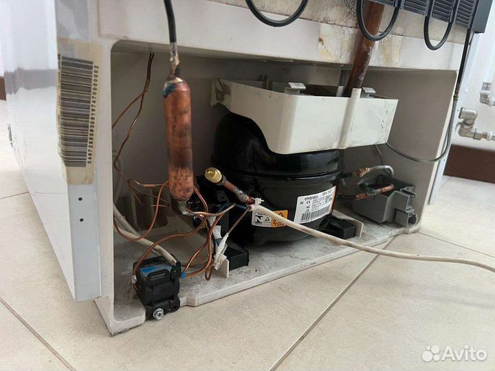 Встраиваемый холодильник Hotpoint-Ariston