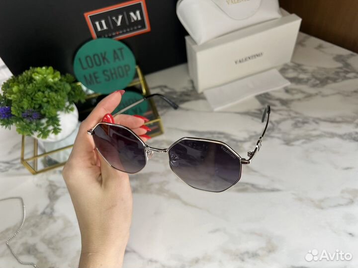 Очки Valentino с цепочкой